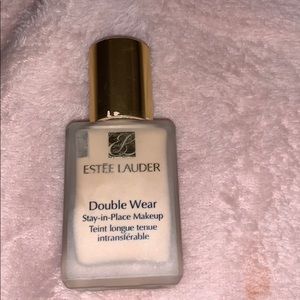 Estée Lauder double wear stay in place makeup